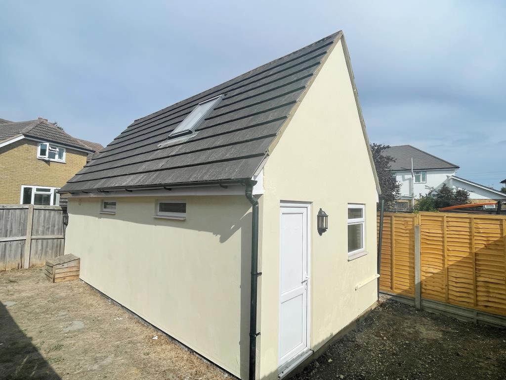 Lot: 67 - TWO WELL PRESENTED FLATS AND ANNEX, EACH WITH GARDEN -